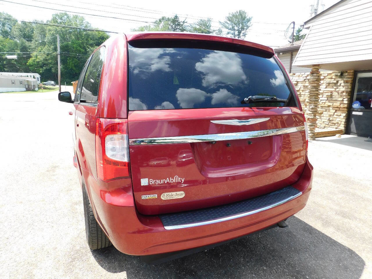 Used 2013 Chrysler Town & Country Touring image 11