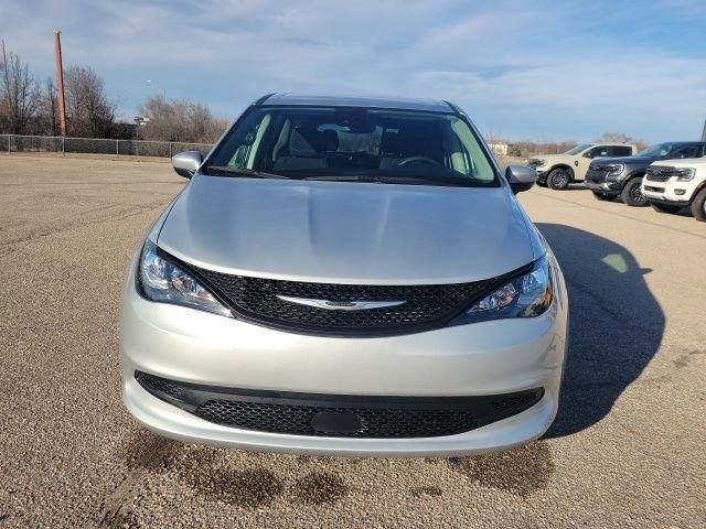 Used 2023 Chrysler Voyager LX image 19