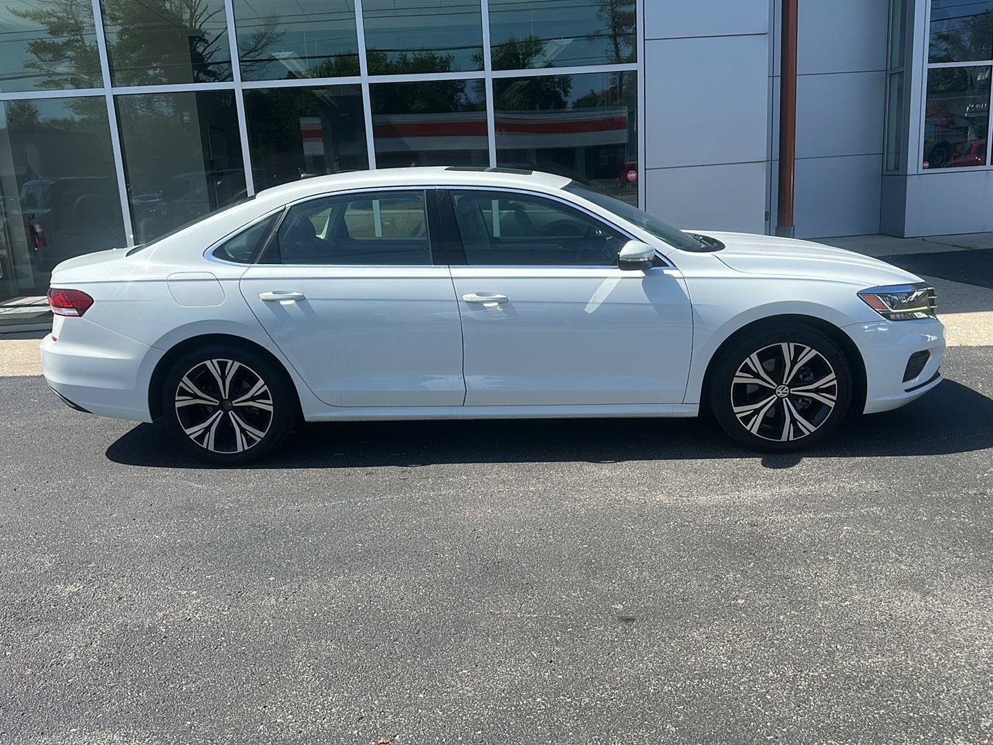 Used 2022 Volkswagen Passat 2.0T SE FWD image 2
