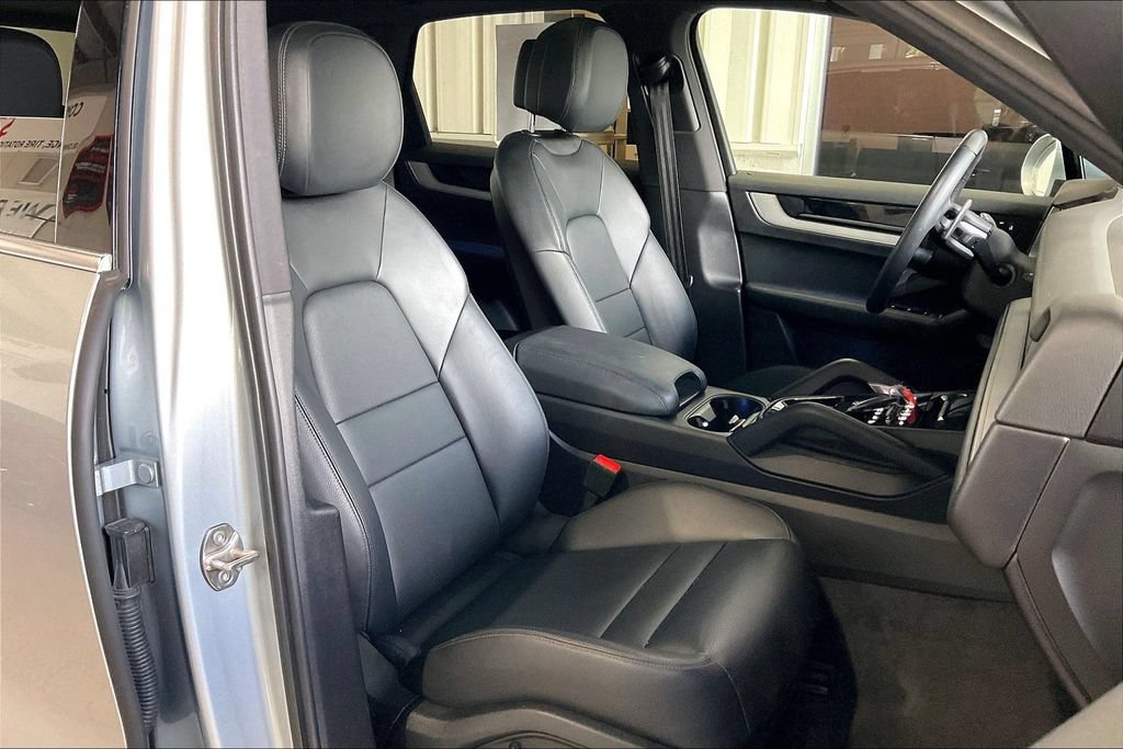 Used 2025 Porsche Cayenne AWD/4WD image 22