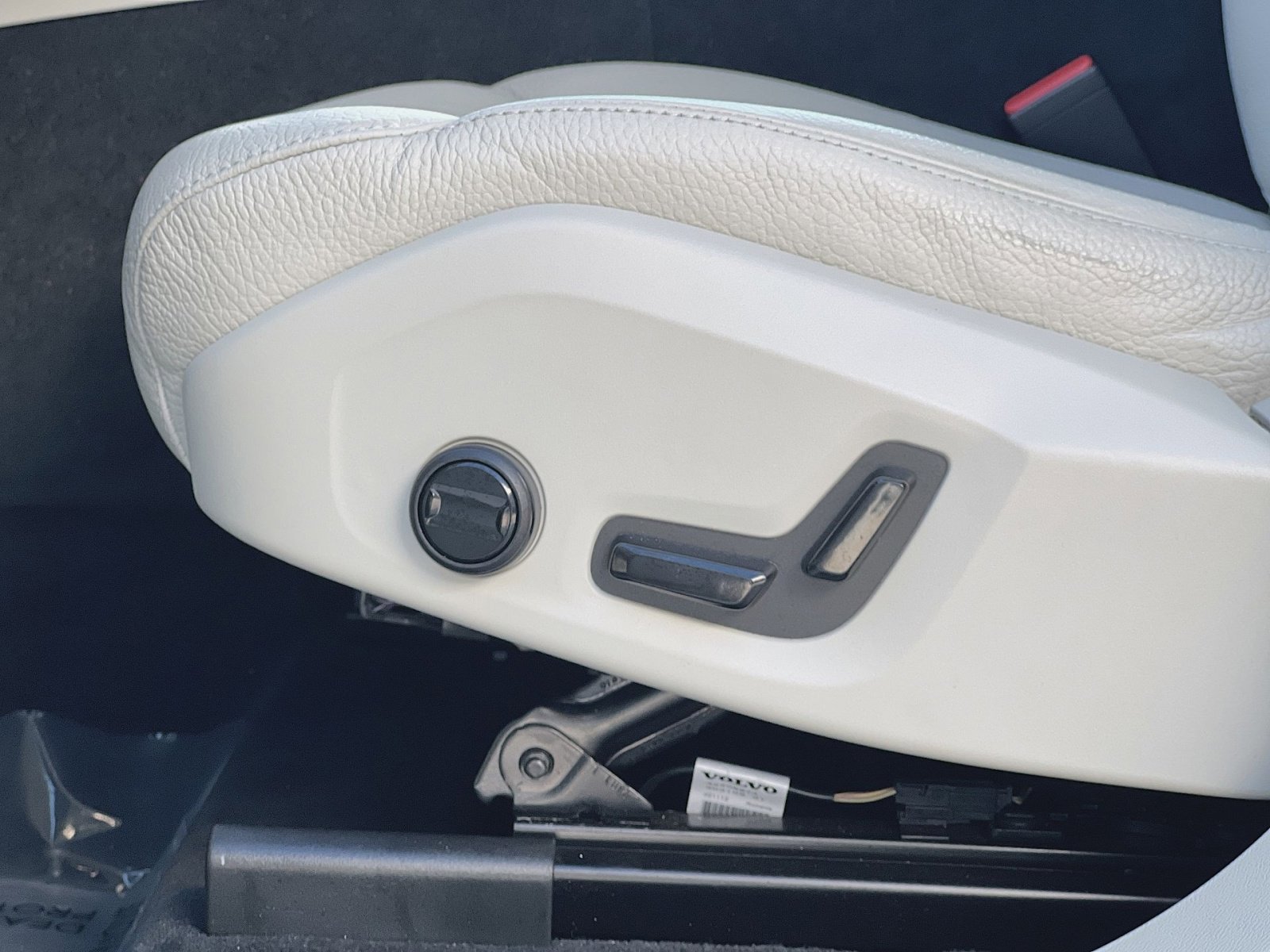 Used 2023 Volvo XC60 B5 Plus w/ Climate Package image 22