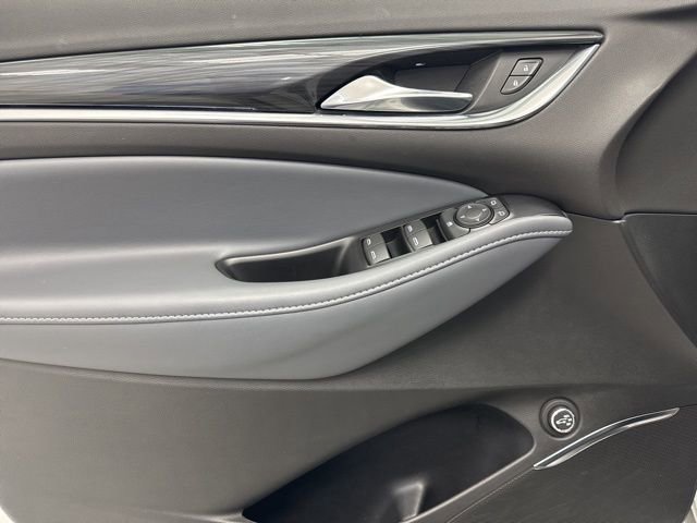 Used 2023 Buick Enclave Essence image 9