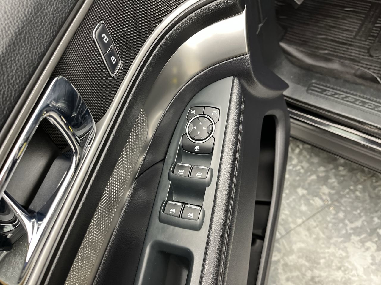 Used 2019 Ford Explorer XLT w/ Equipment Group 202A AWD/4WD image 10