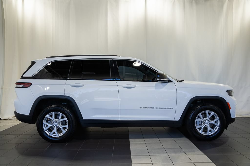 Certified 2023 Jeep Grand Cherokee Limited AWD/4WD image 3
