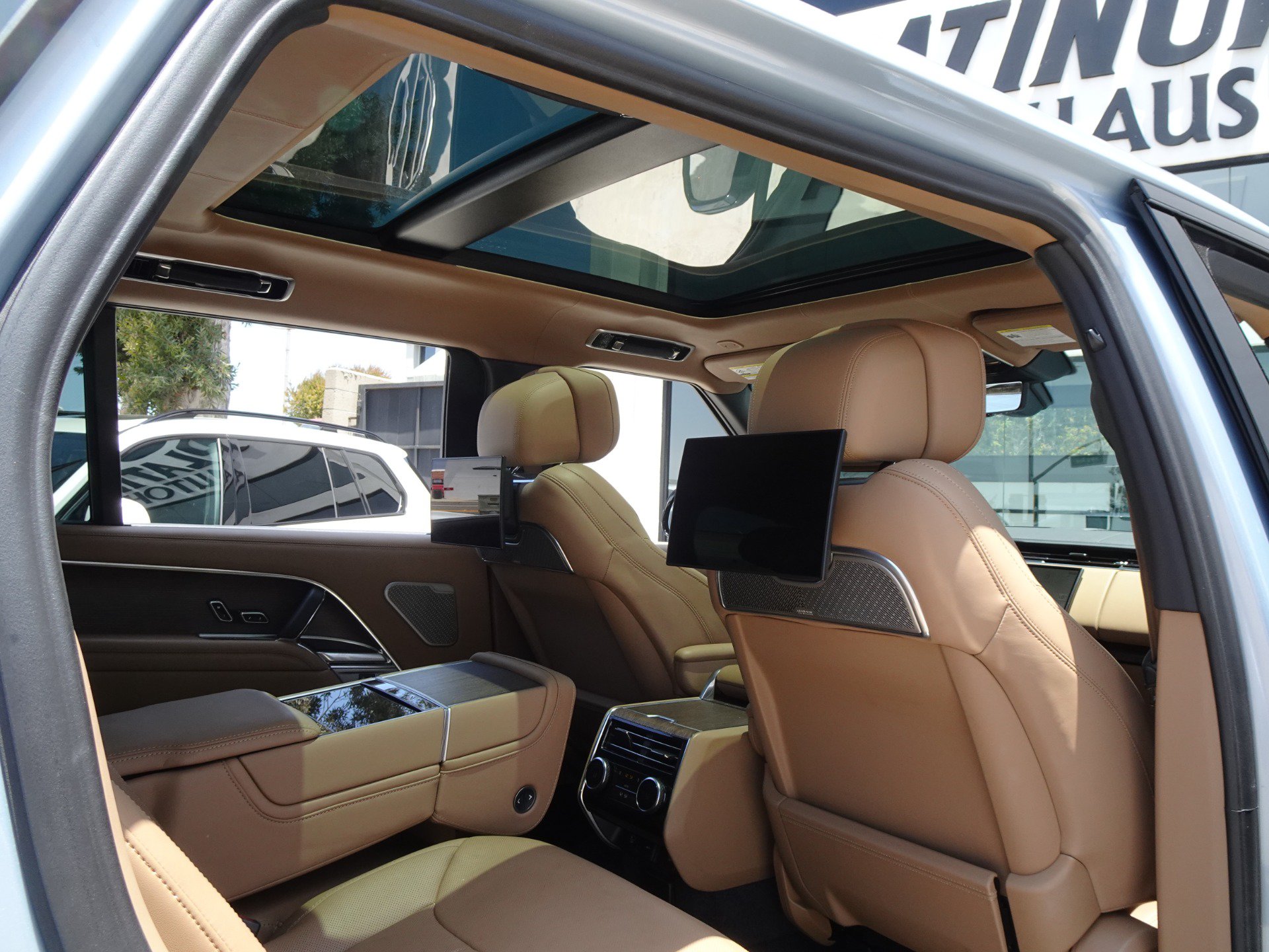 Used 2024 Land Rover Range Rover Long Wheelbase Autobiography AWD/4WD image 18