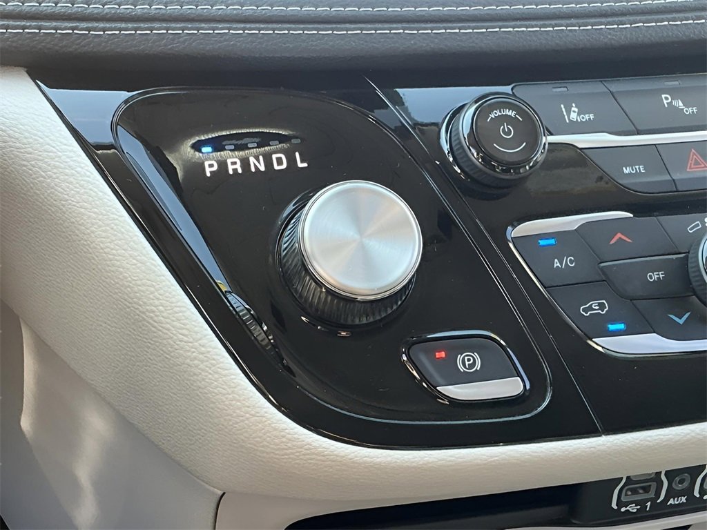 Used 2024 Chrysler Pacifica Select image 25