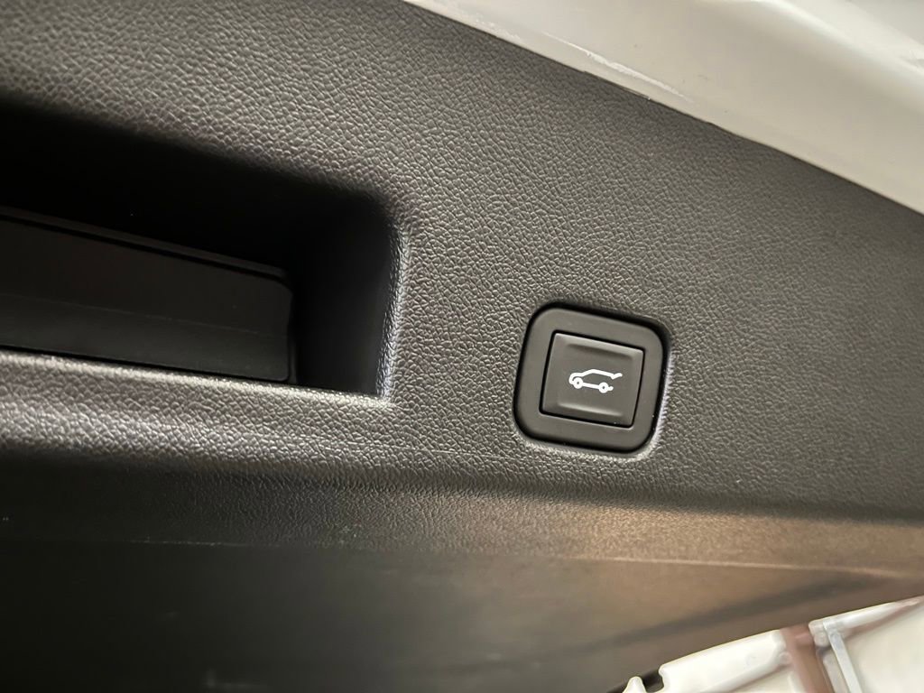 Used 2025 GMC Acadia Elevation image 14