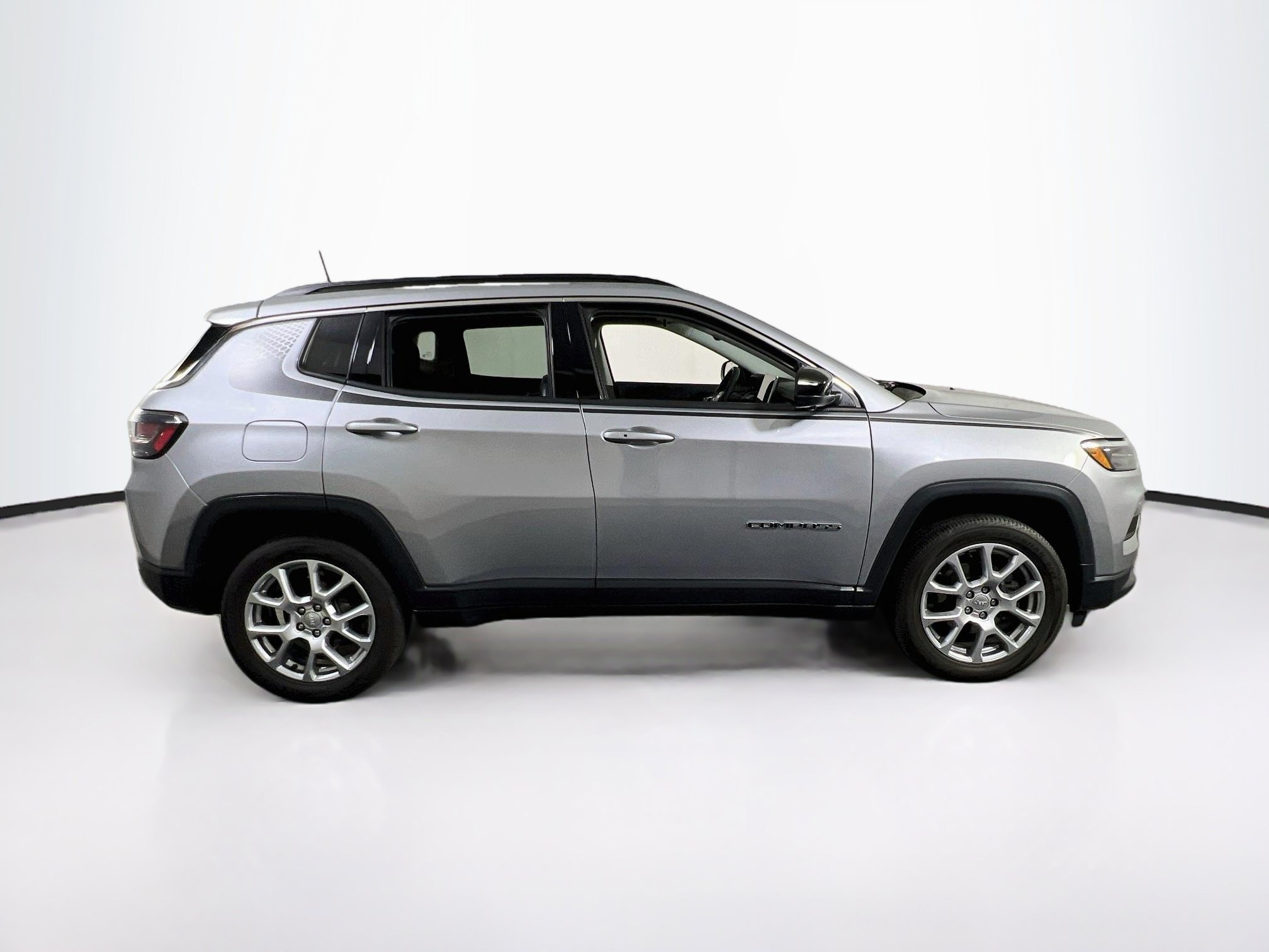 Used 2022 Jeep Compass Latitude w/ Sun and Sound Group AWD/4WD image 4