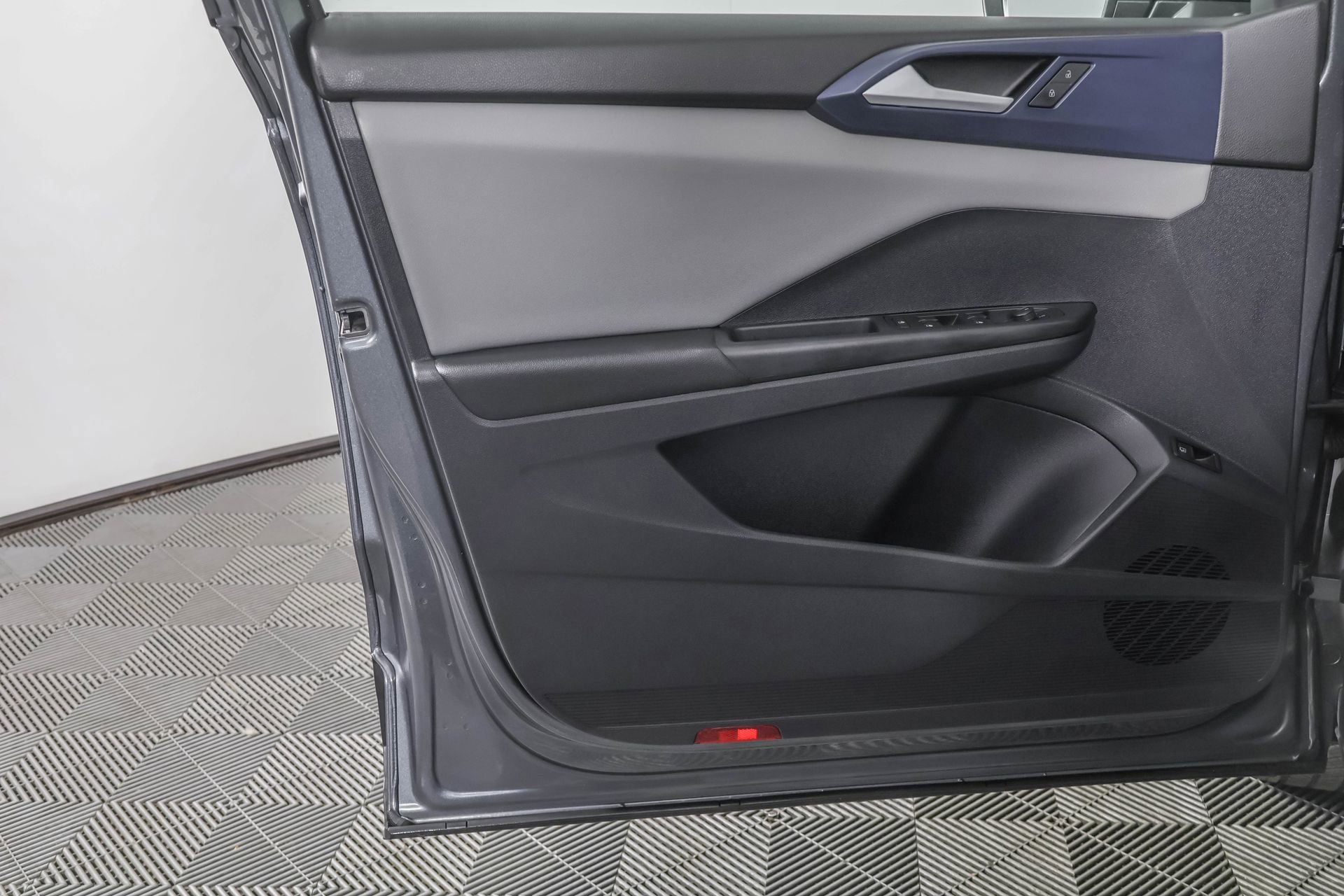 Used 2022 Volkswagen Taos SE w/ Panoramic Sunroof Package image 33