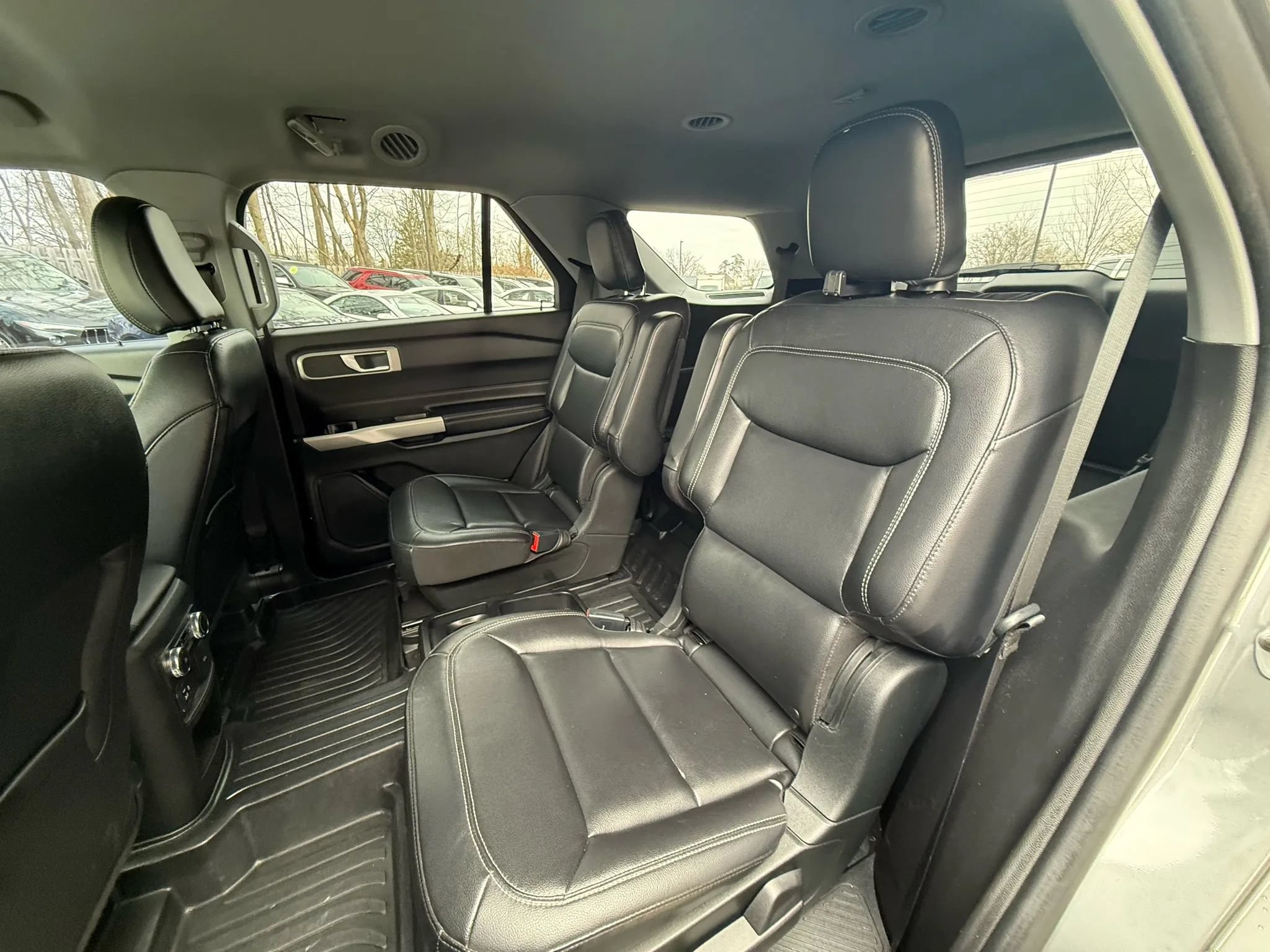 Used 2021 Ford Explorer XLT w/ Equipment Group 202A AWD/4WD image 18