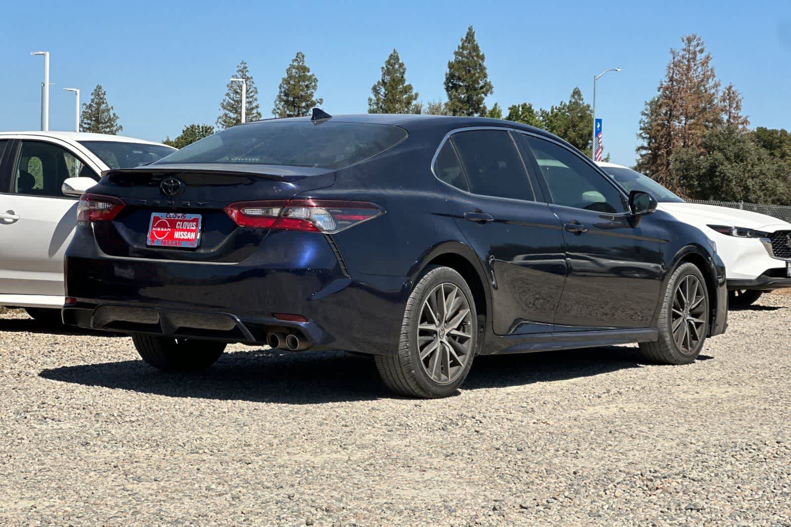 Used 2022 Toyota Camry SE FWD image 3