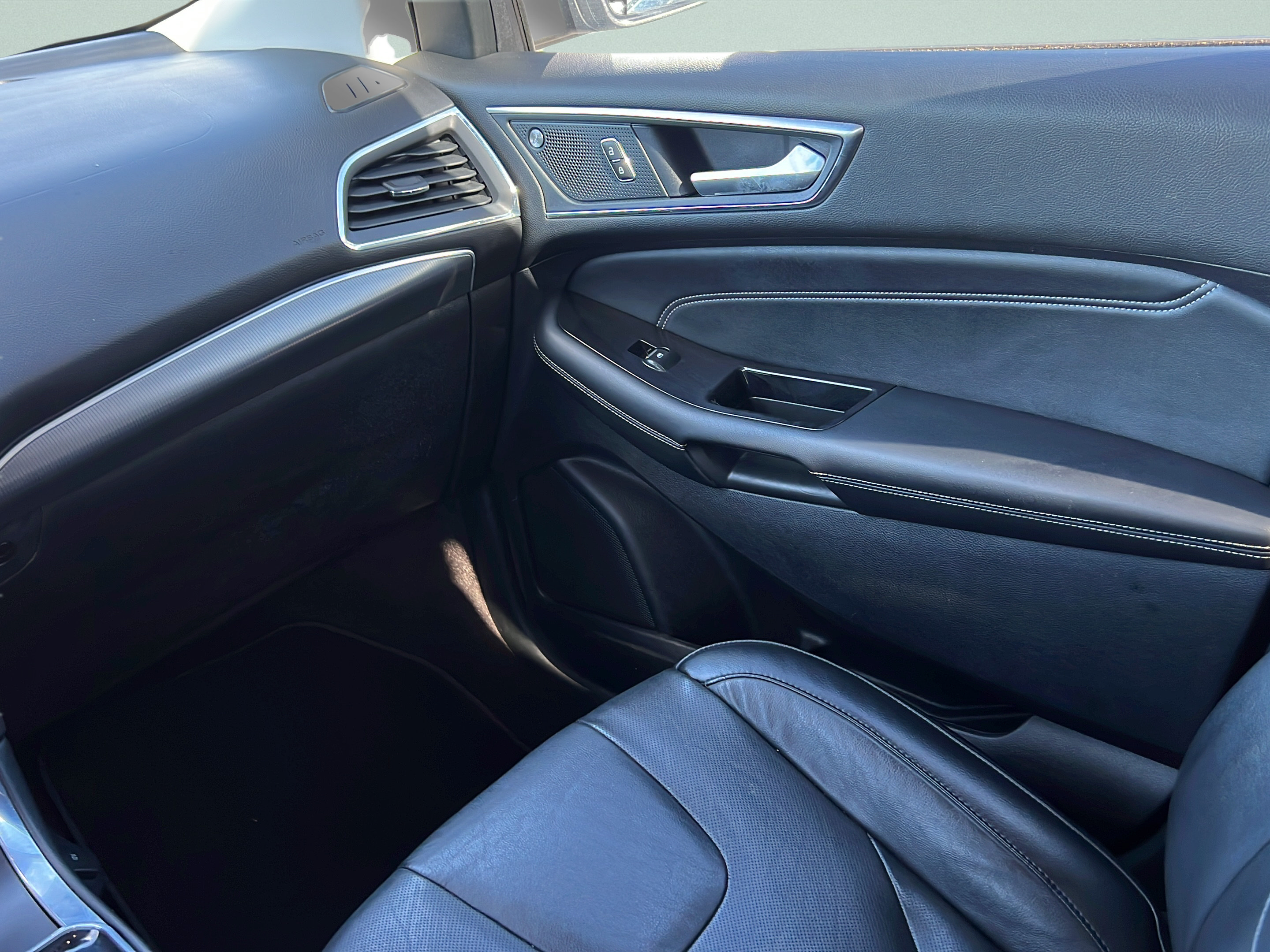 Used 2019 Ford Edge Titanium w/ Equipment Group 301A FWD image 12