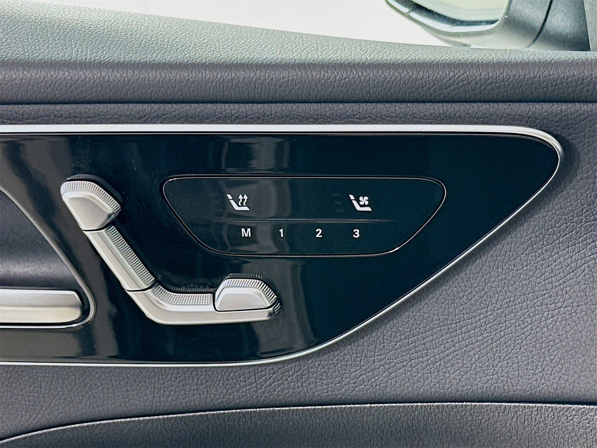 Used 2025 Mercedes-Benz C 300 4MATIC Sedan image 22