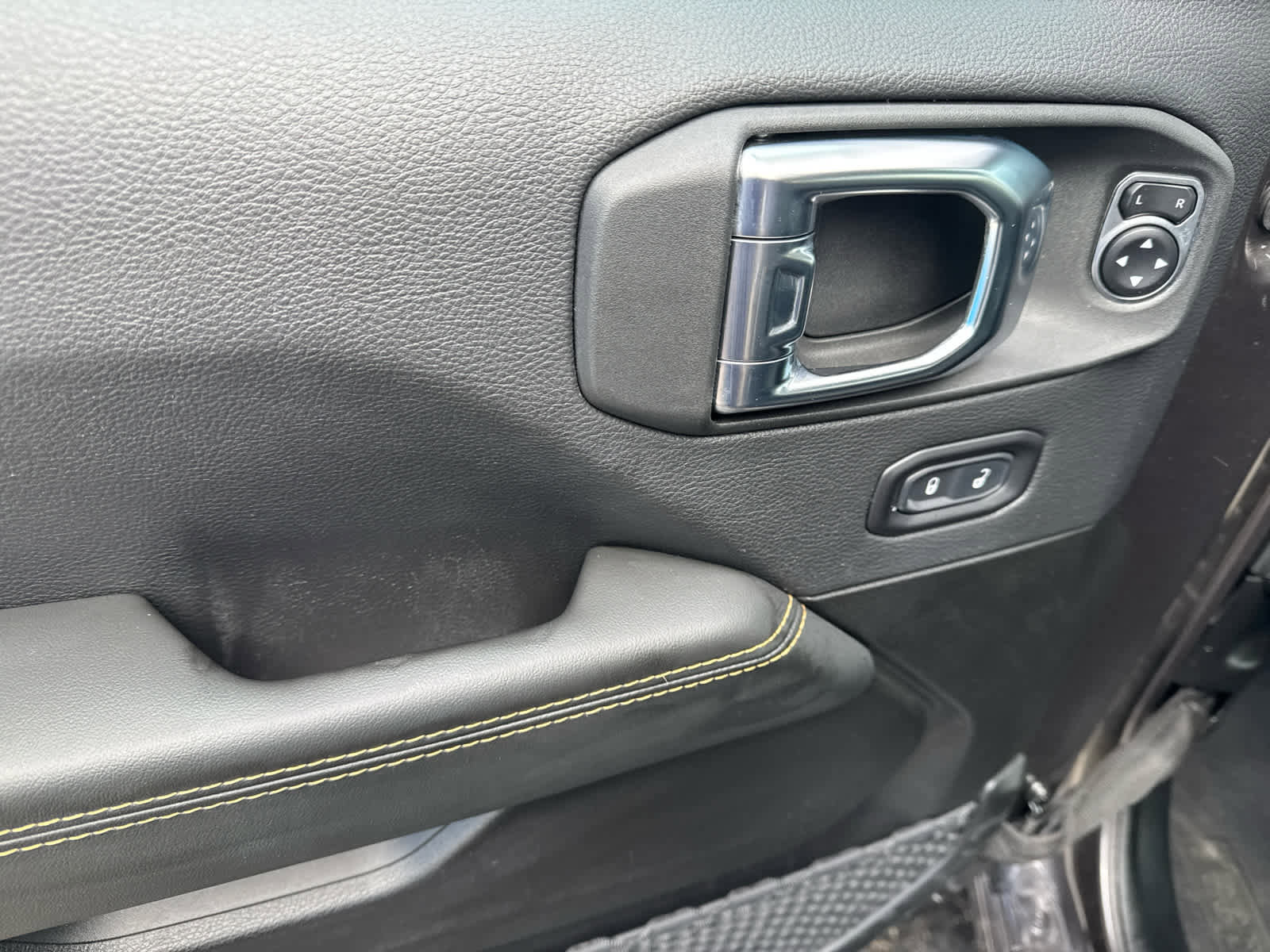 Used 2025 Jeep Wrangler Sahara w/ Safety Group image 17