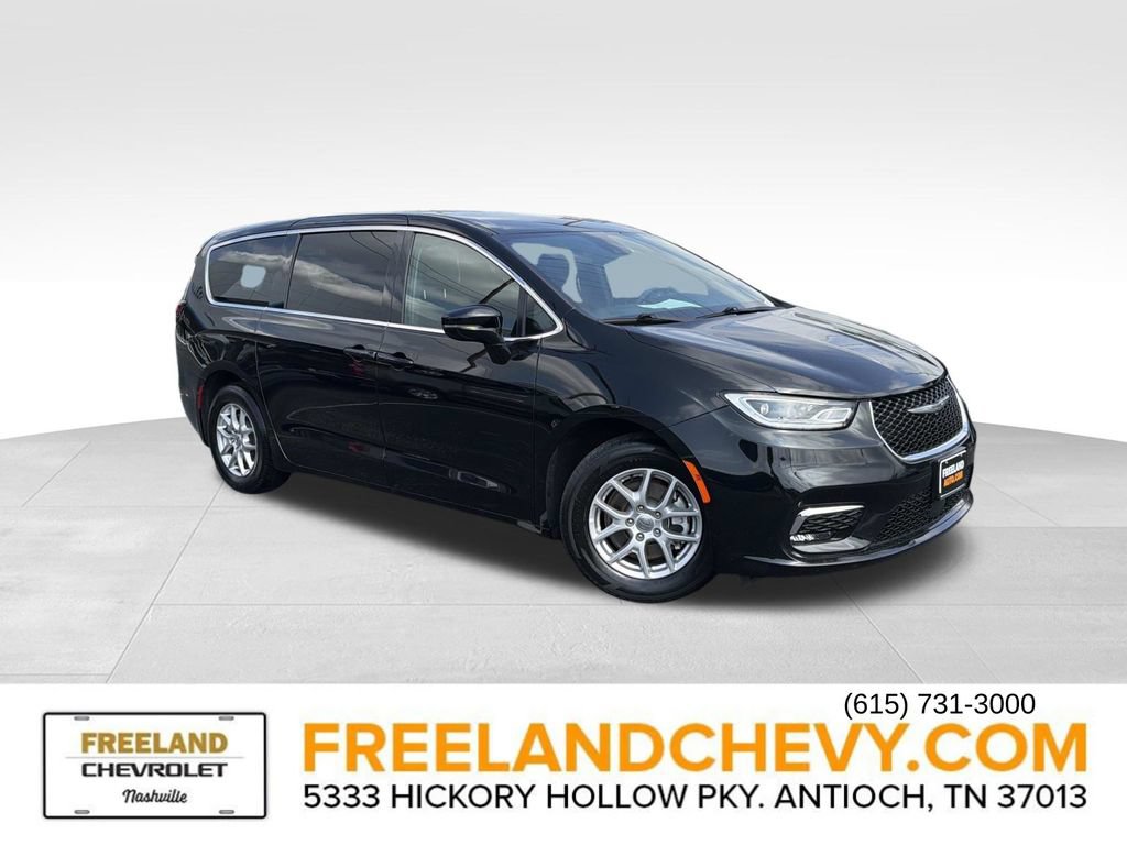 Used 2025 Chrysler Pacifica Select FWD image 1