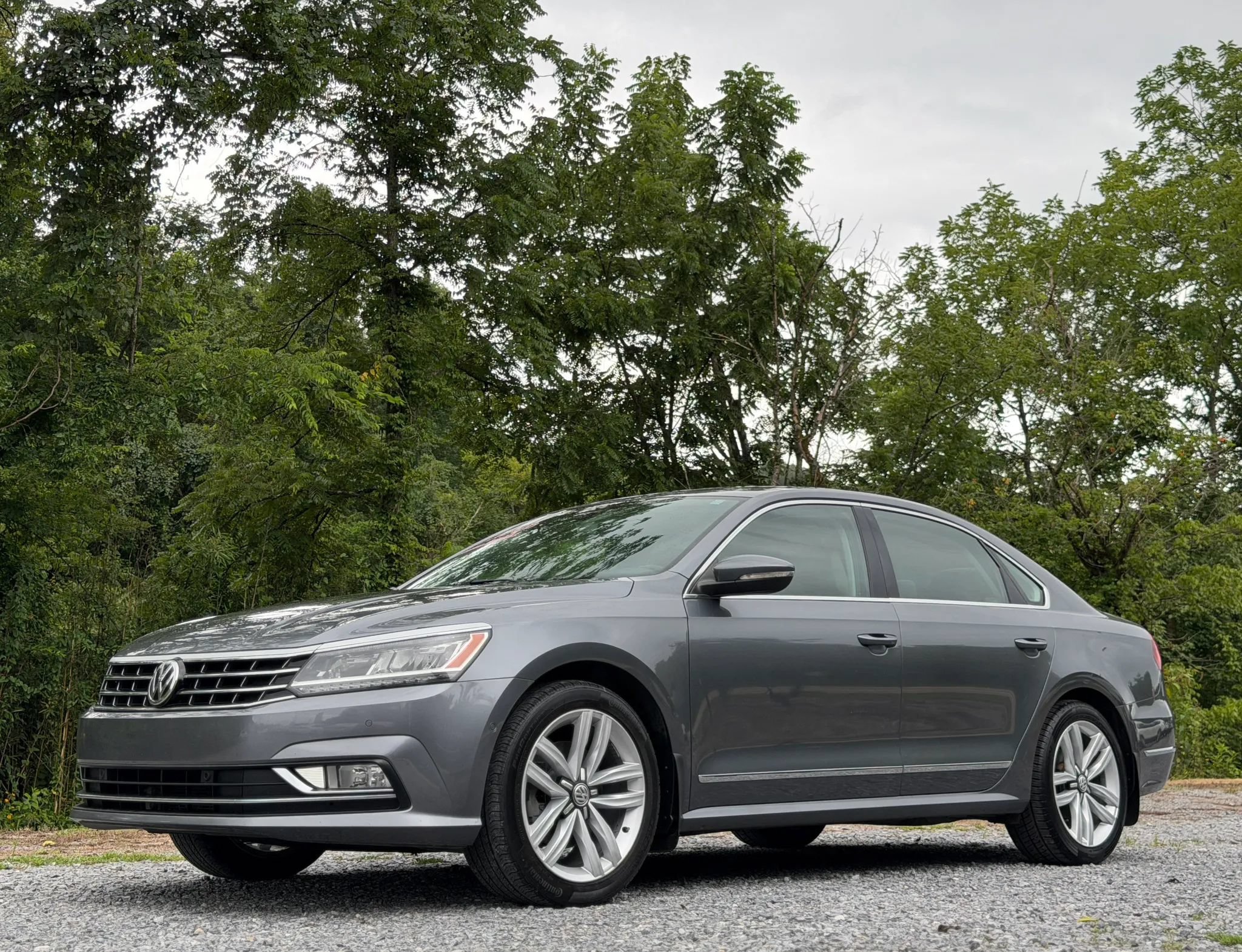 Used 2016 Volkswagen Passat 3.6 SEL Premium FWD image 3