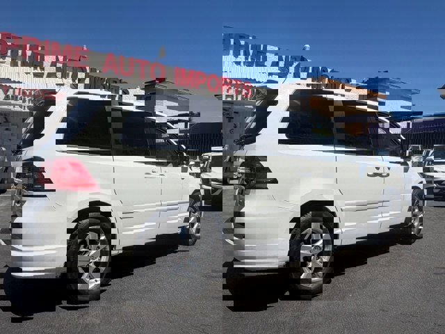 Used 2010 Volkswagen Routan SE image 2