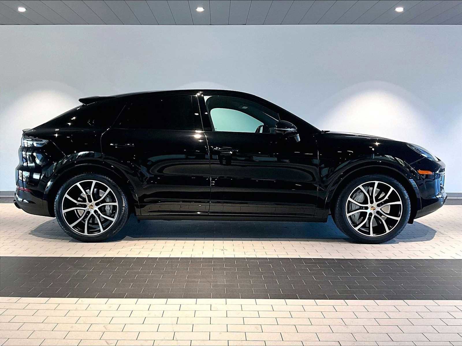 Used 2022 Porsche Cayenne Turbo w/ Premium Package Plus (PI3) image 11