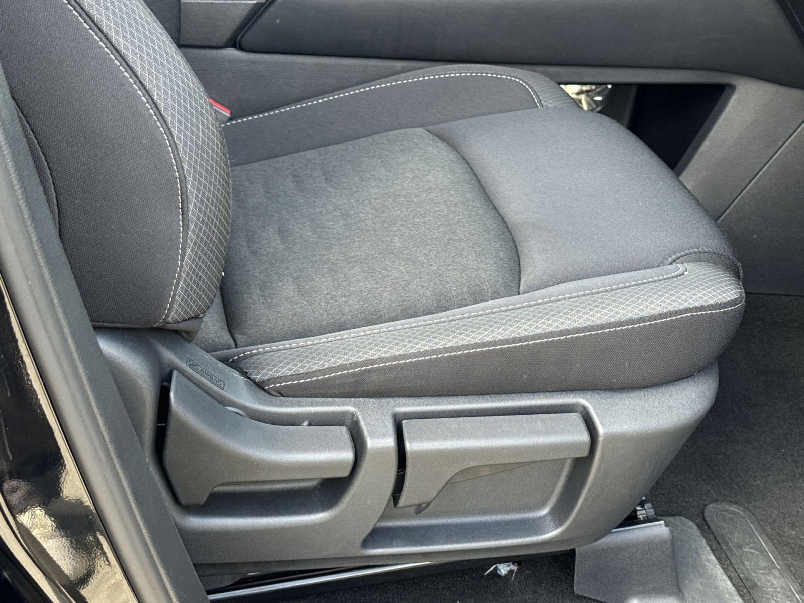 Used 2025 Nissan Pathfinder SV FWD image 32