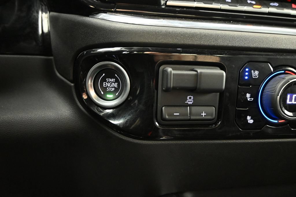 Used 2025 Chevrolet Silverado 3500 LTZ w/ LTZ Convenience Package AWD/4WD image 29