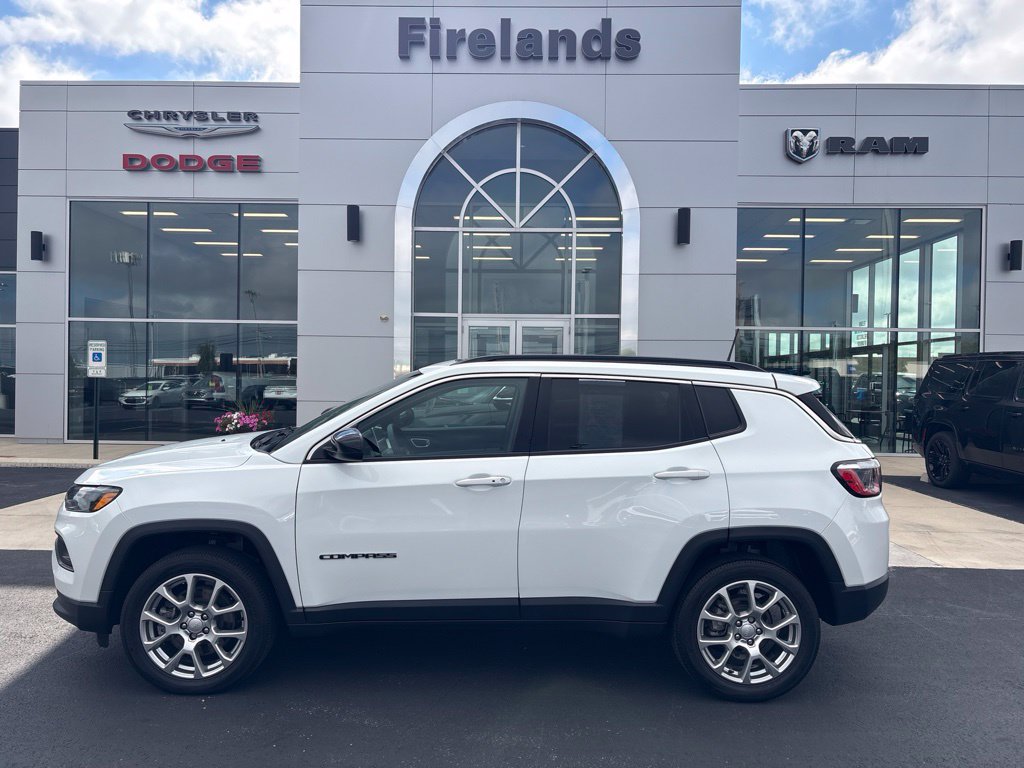 Used 2023 Jeep Compass Latitude w/ Sun and Sound Group AWD/4WD image 2