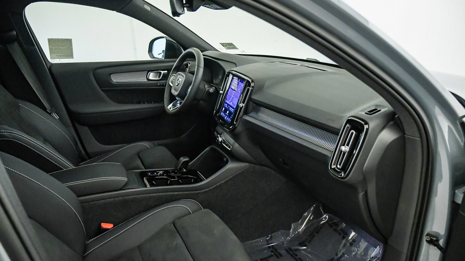 Certified 2023 Volvo XC40 B5 Plus w/ Protection Package Premier AWD/4WD image 16