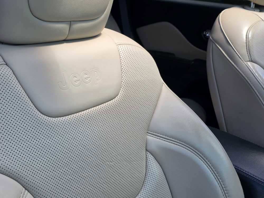 Used 2017 Jeep Cherokee Limited w/ Luxury Group AWD/4WD image 28