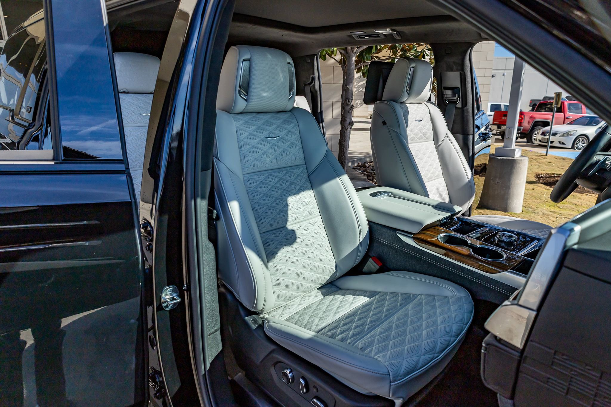 Used 2026 Cadillac Escalade ESV Platinum Sport w/ LPO, ONYX Package image 30