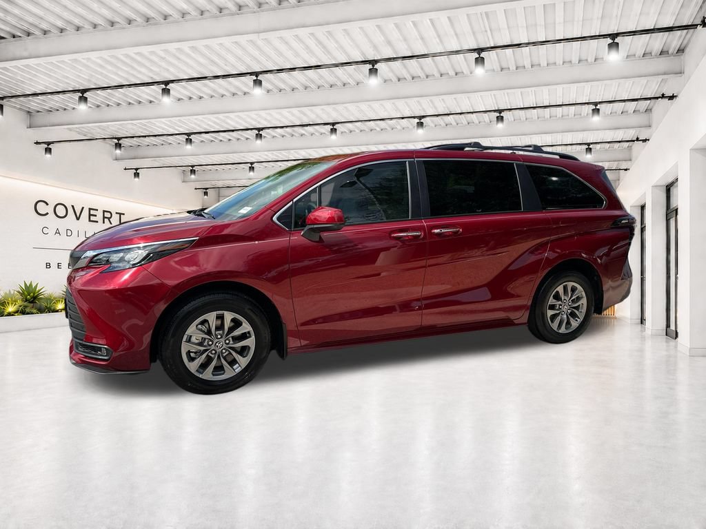 Used 2025 Toyota Sienna XLE FWD image 5