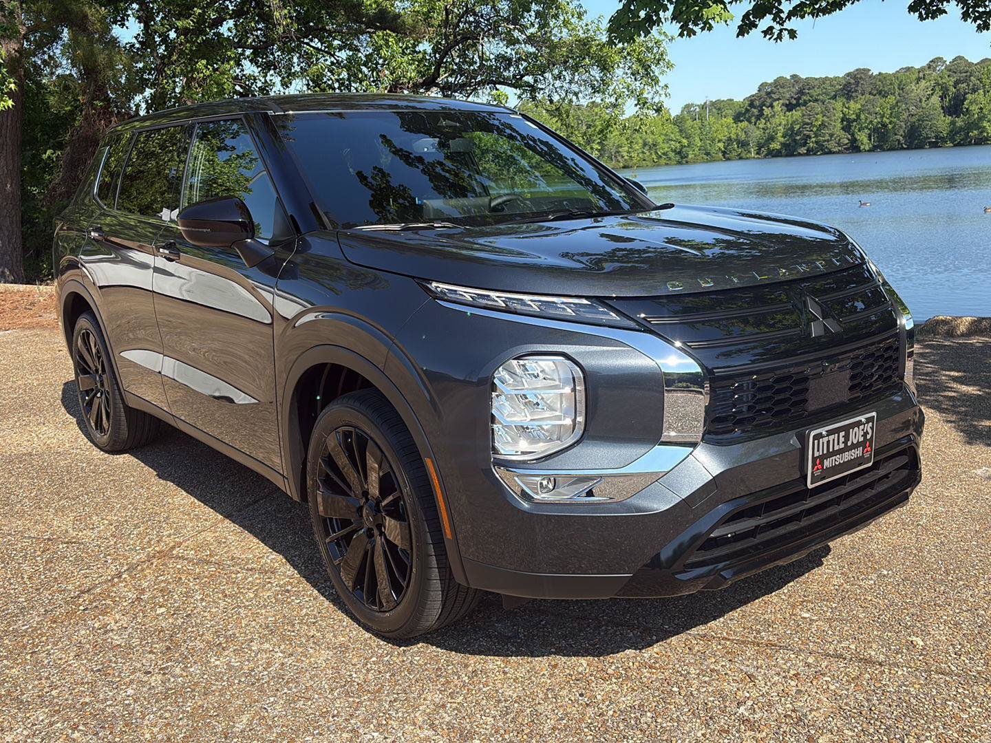 New 2026 Mitsubishi Outlander LE FWD image 1