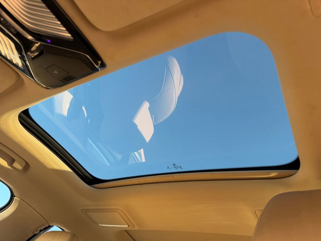 Used 2022 BMW 740i w/ Premium Package image 18