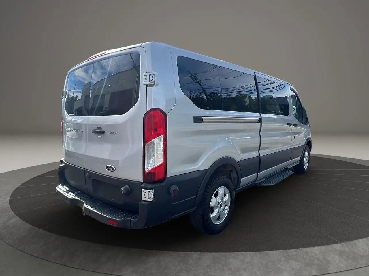 Used 2018 Ford Transit 350 XLT image 5