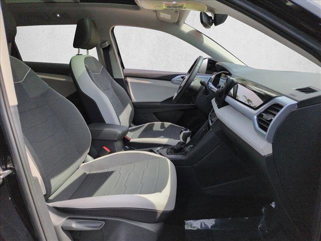 Used 2025 Volkswagen Taos SE w/ Panoramic Sunroof Package FWD image 23