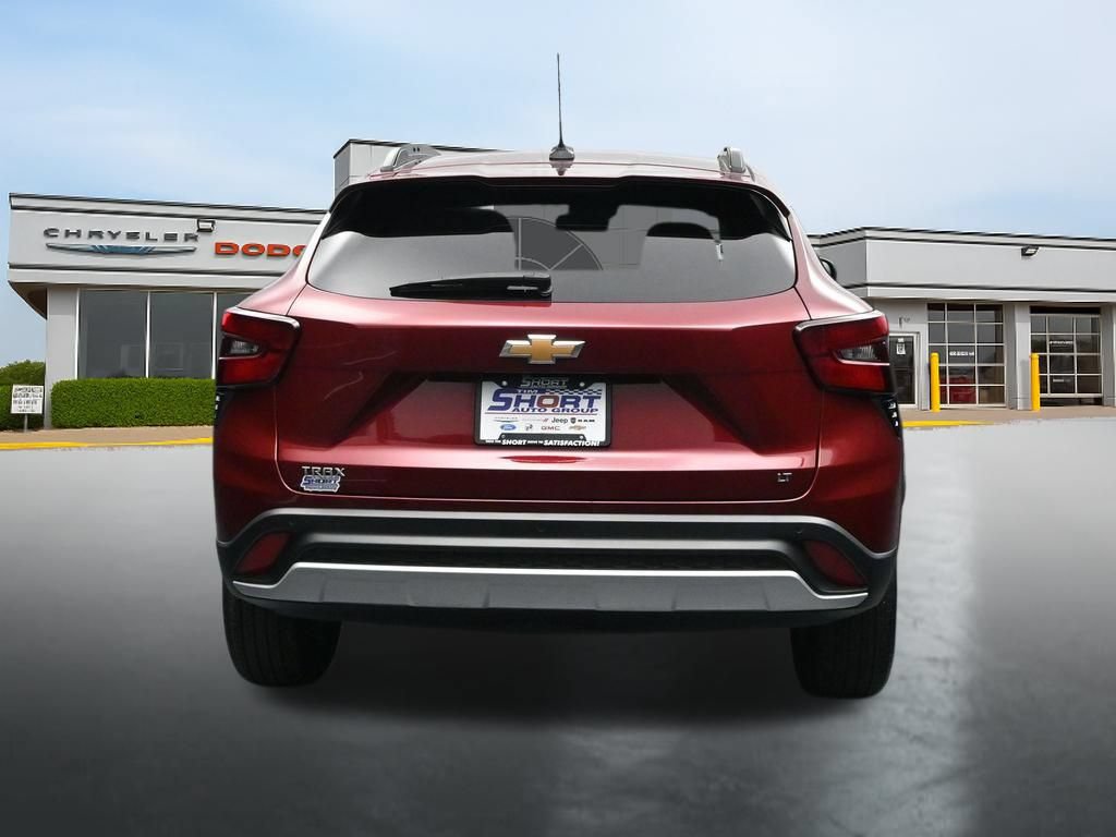 Used 2025 Chevrolet Trax LT w/ Driver Confidence Package FWD image 4