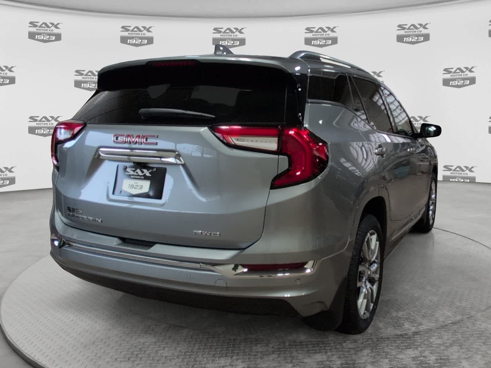 Used 2024 GMC Terrain Denali w/ Denali Premium Package AWD/4WD image 5