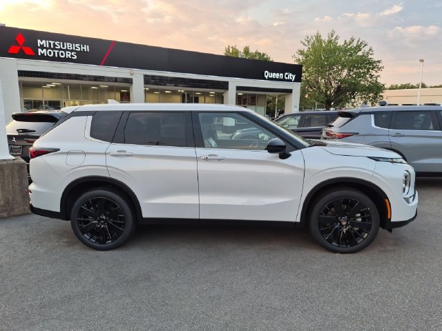 New 2026 Mitsubishi Outlander LE FWD image 2