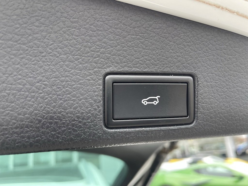 Used 2016 Volkswagen Touareg Sport image 17