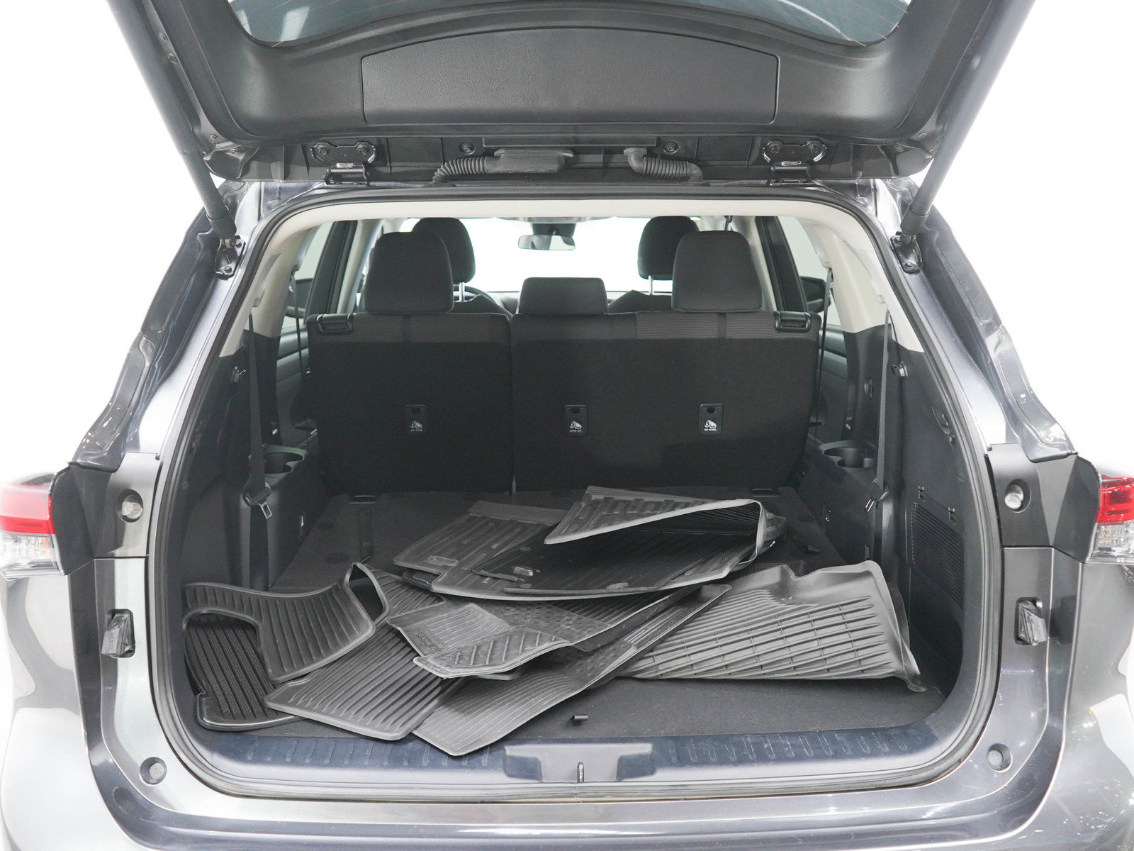 Used 2024 Toyota Highlander LE FWD image 16
