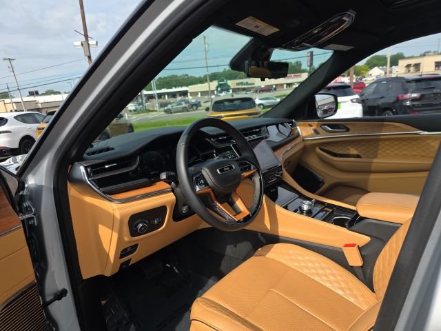 Used 2025 Jeep Grand Cherokee Summit AWD/4WD image 21