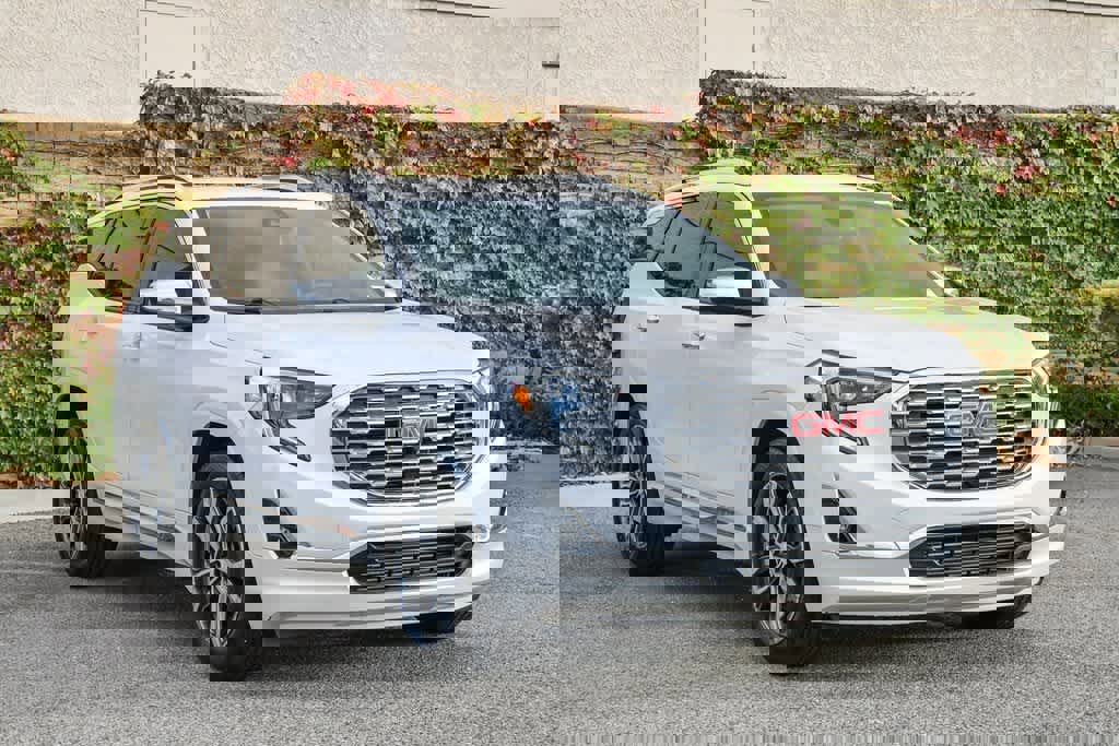 Used 2020 GMC Terrain Denali w/ Denali Premium Package image 3