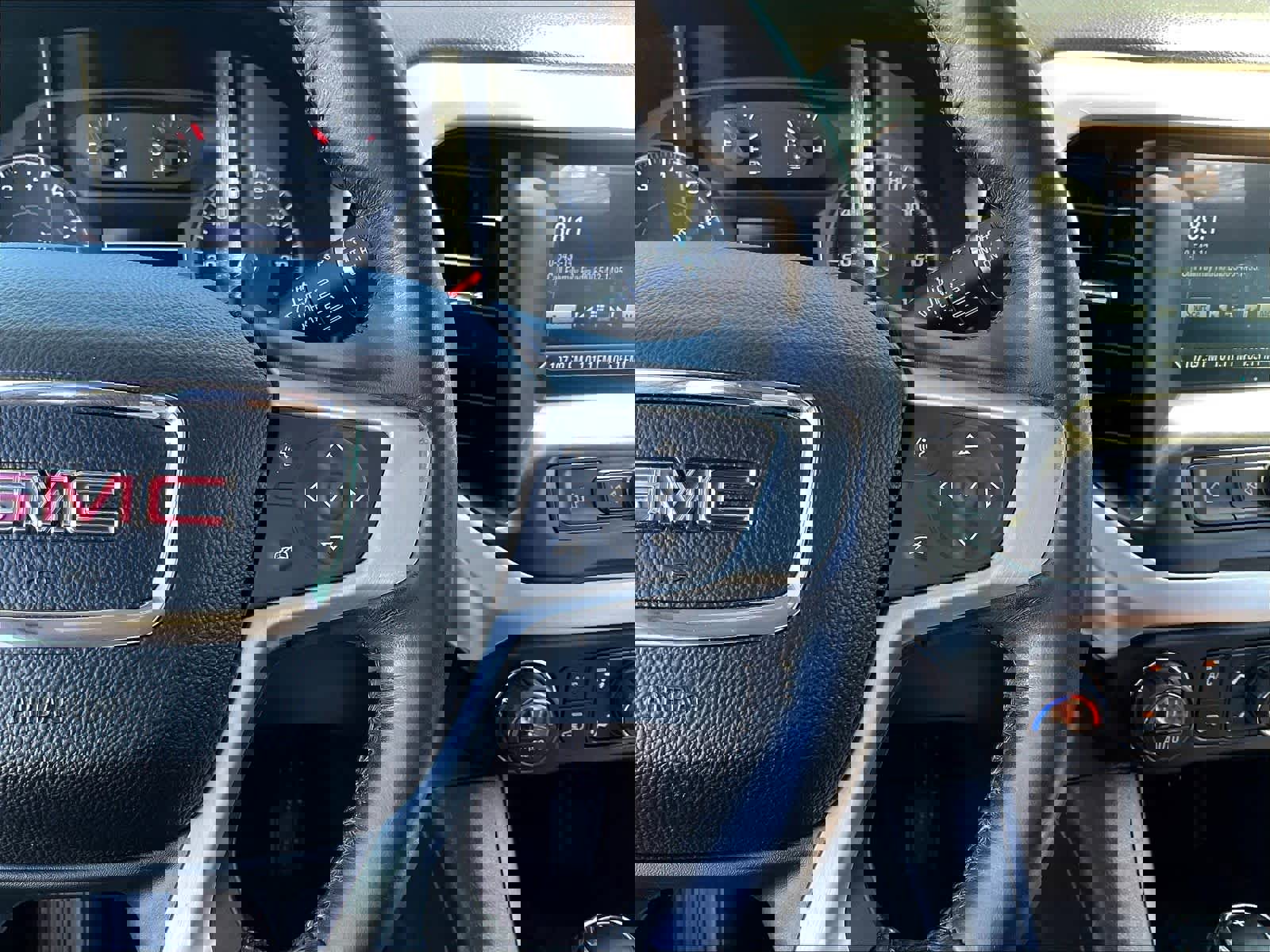 Used 2019 GMC Acadia SLE image 20