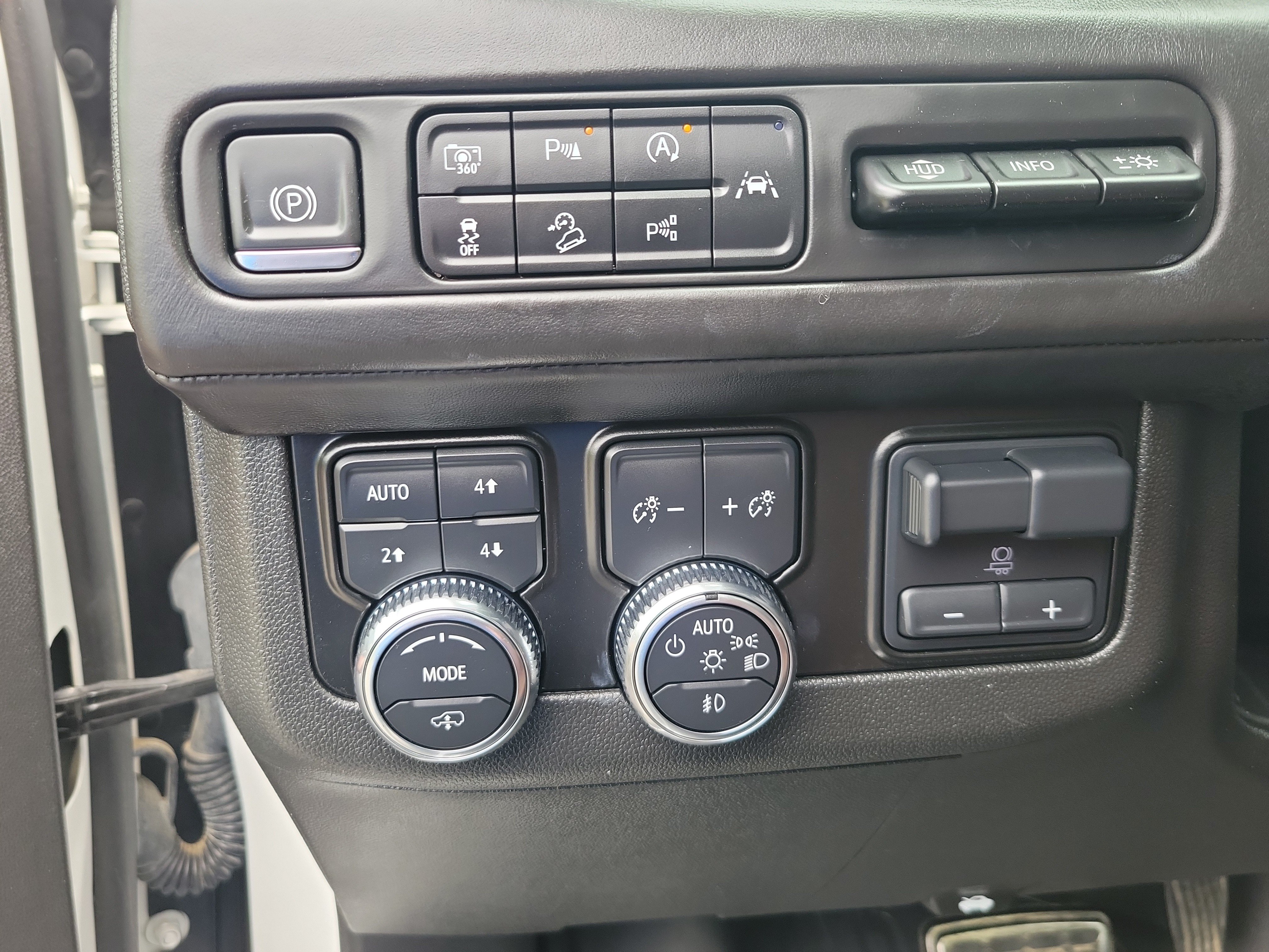 Used 2023 GMC Yukon XL Denali Ultimate AWD/4WD image 32