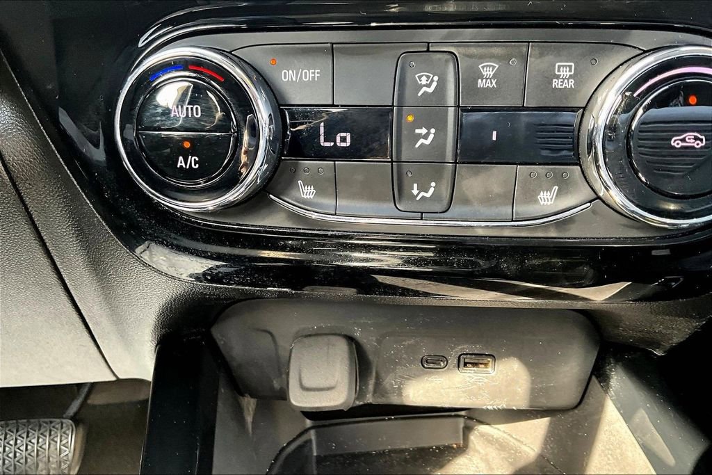 Used 2025 Chevrolet Trax LT w/ Sunroof Package FWD image 13