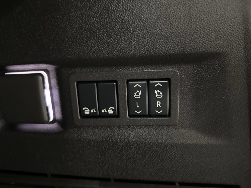 Used 2024 GMC Yukon AT4 w/ Technology Package image 40