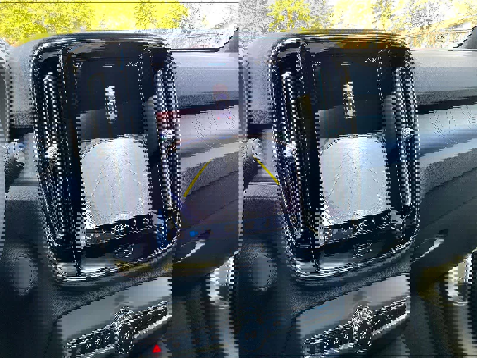 Used 2023 Volvo XC40 Recharge Plus w/ Protection Package Premier image 24