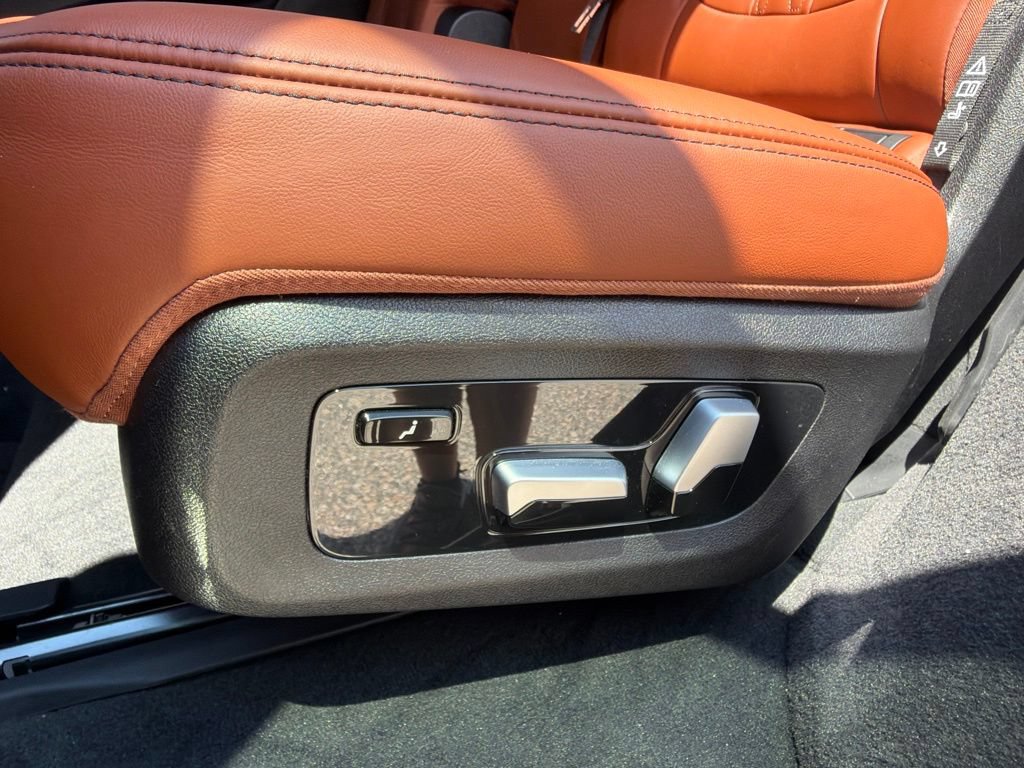 Used 2023 BMW X7 M60i w/ Climate Comfort Package AWD/4WD image 38