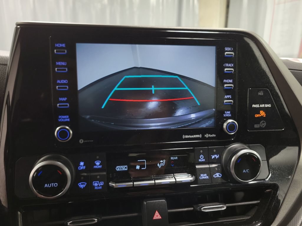 Used 2022 Toyota Highlander LE AWD/4WD image 17