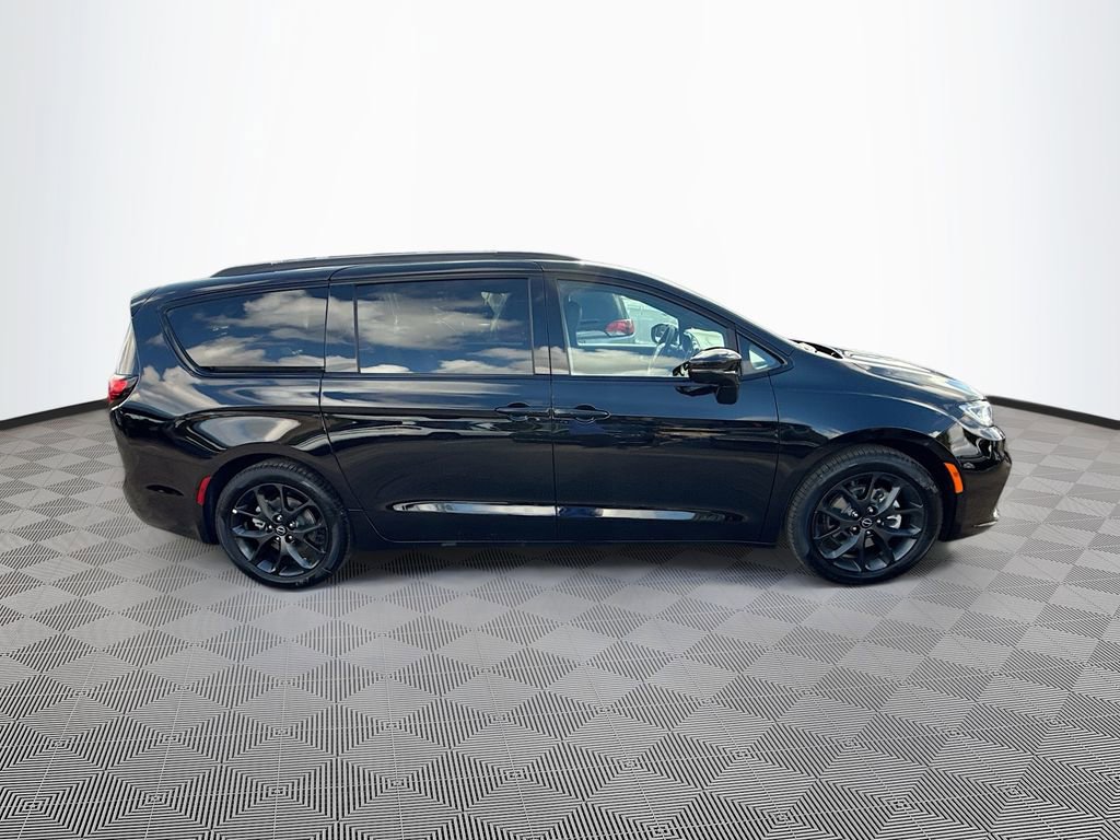 New 2026 Chrysler Pacifica Limited w/ S Appearance Package image 4
