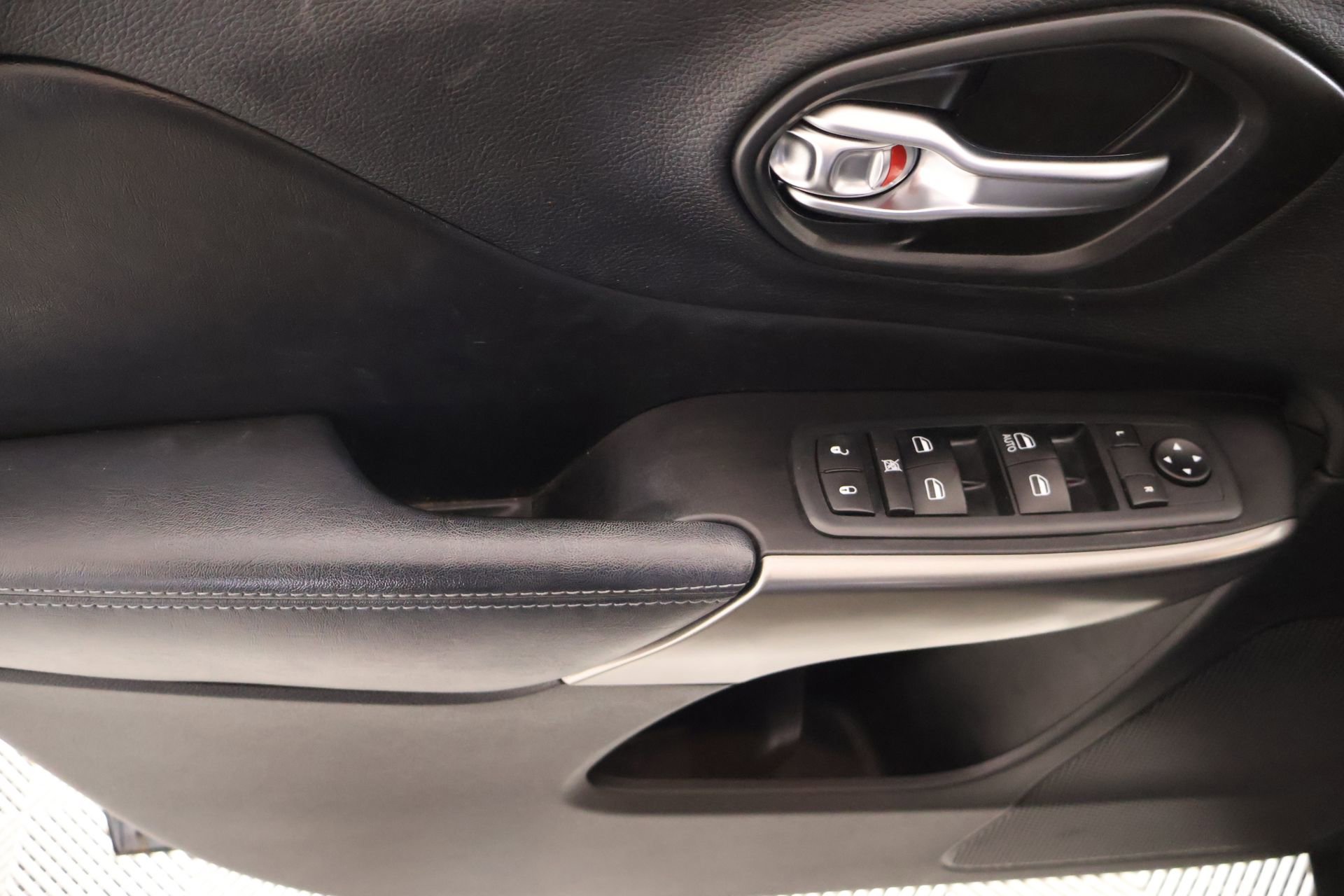 Used 2020 Jeep Cherokee Latitude w/ Cold Weather Group image 15