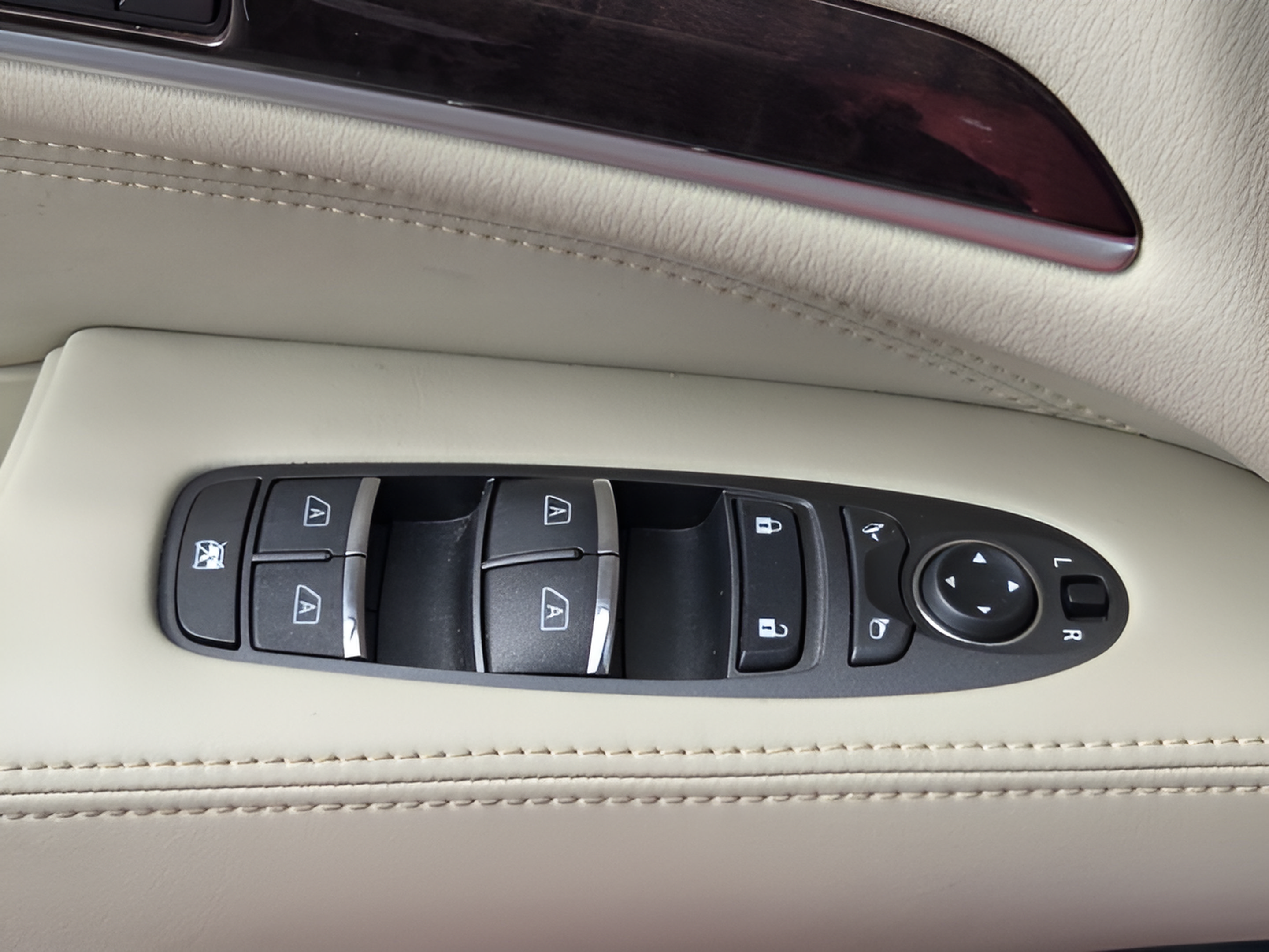 Used 2020 INFINITI QX60 Luxe w/ Sensory Package FWD image 28